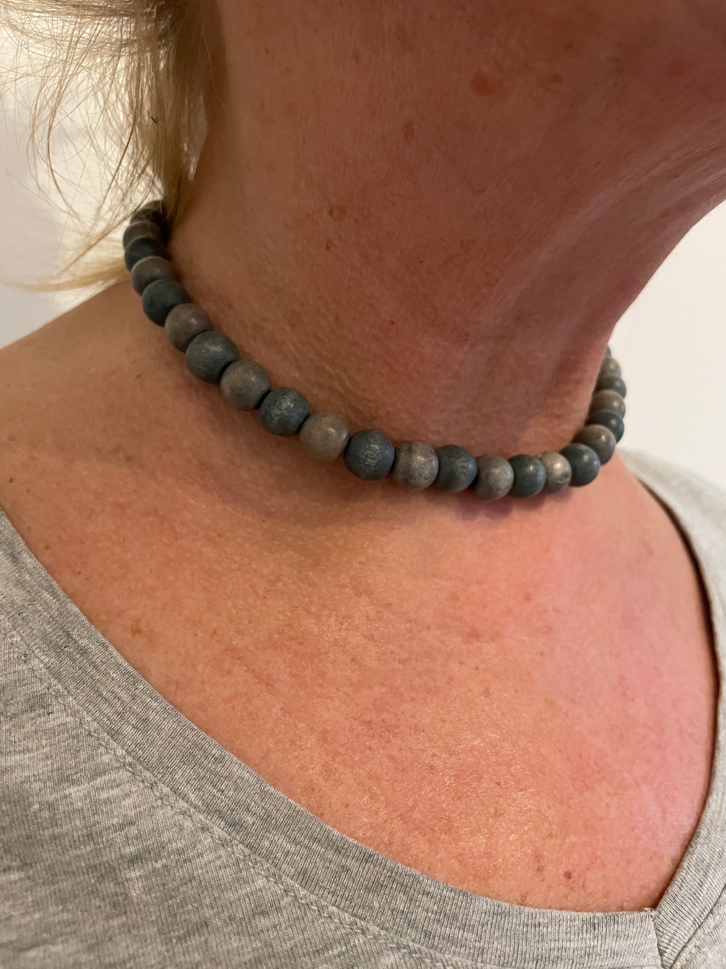 Collier Boho BRISE MARINE en perles de bois - Couleur bleu-gris