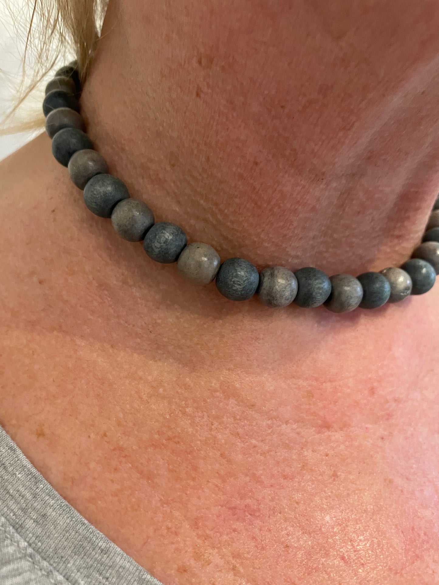 Collier Boho BRISE MARINE en perles de bois - Couleur bleu-gris