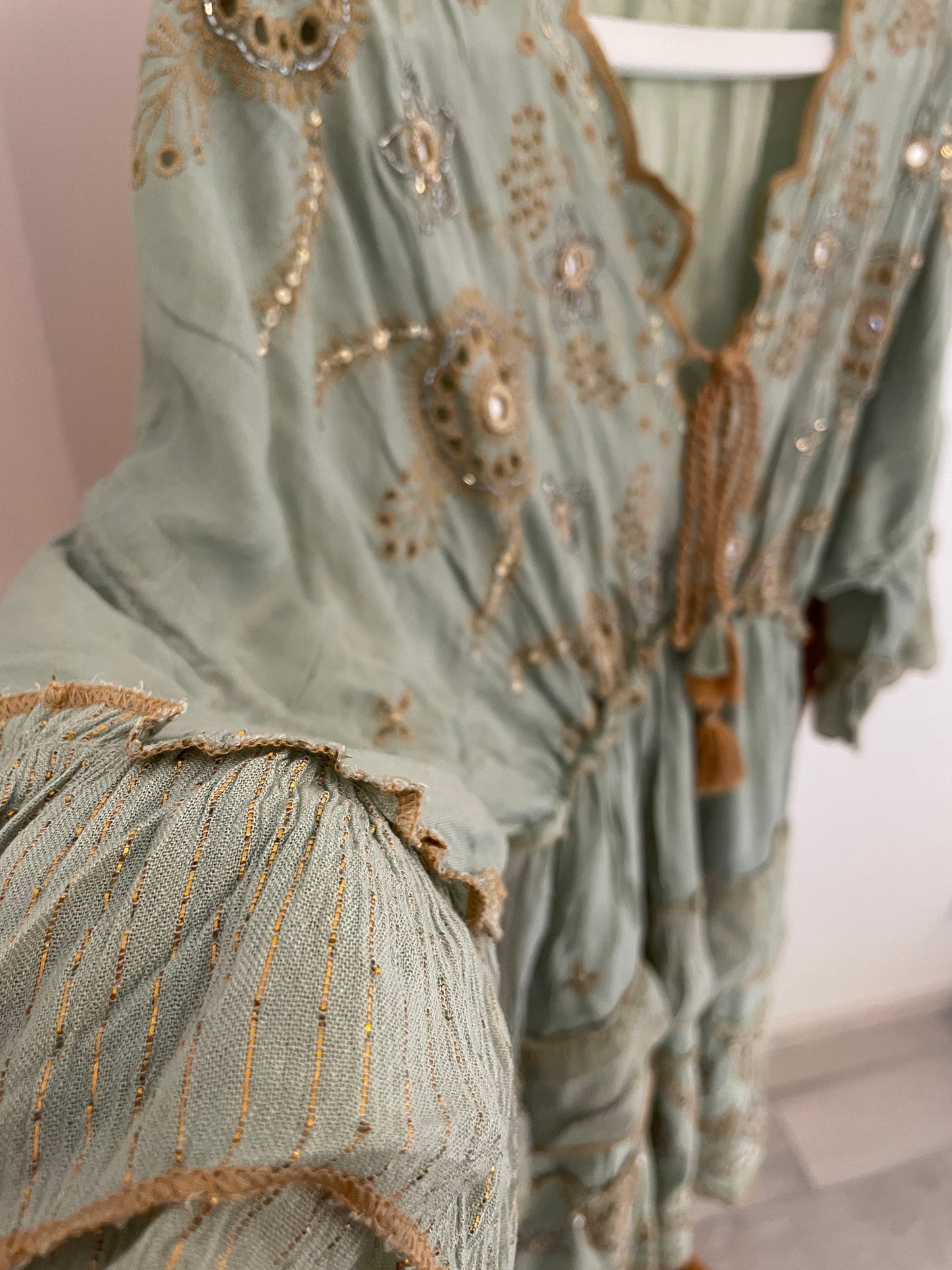 Robe à volants ORIENTALE - brodée d'or et d'éléments miroirs - Vert pistache