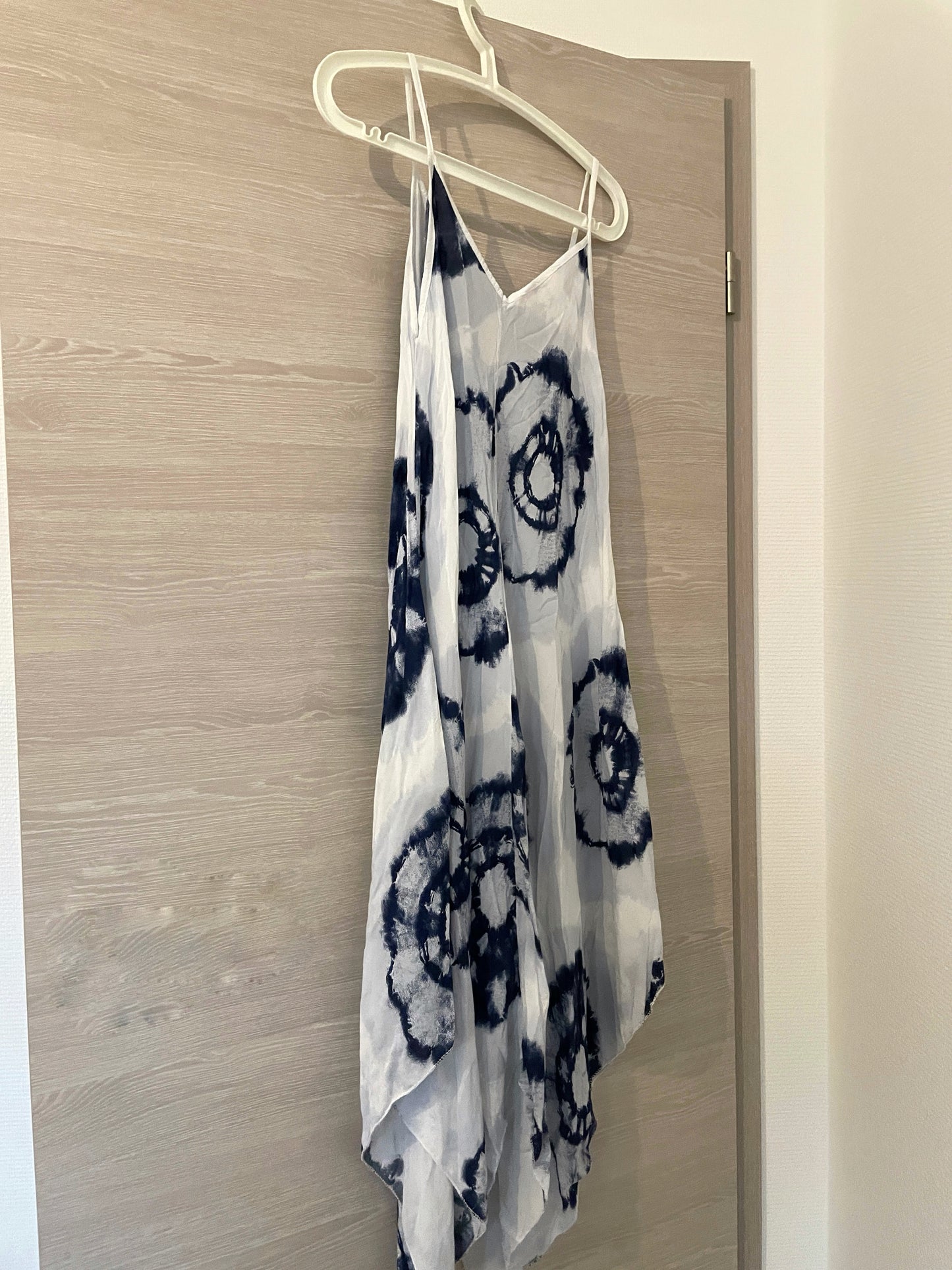 Robe longue Bohème à fines bretelles BATIK - Blanc / Bleu