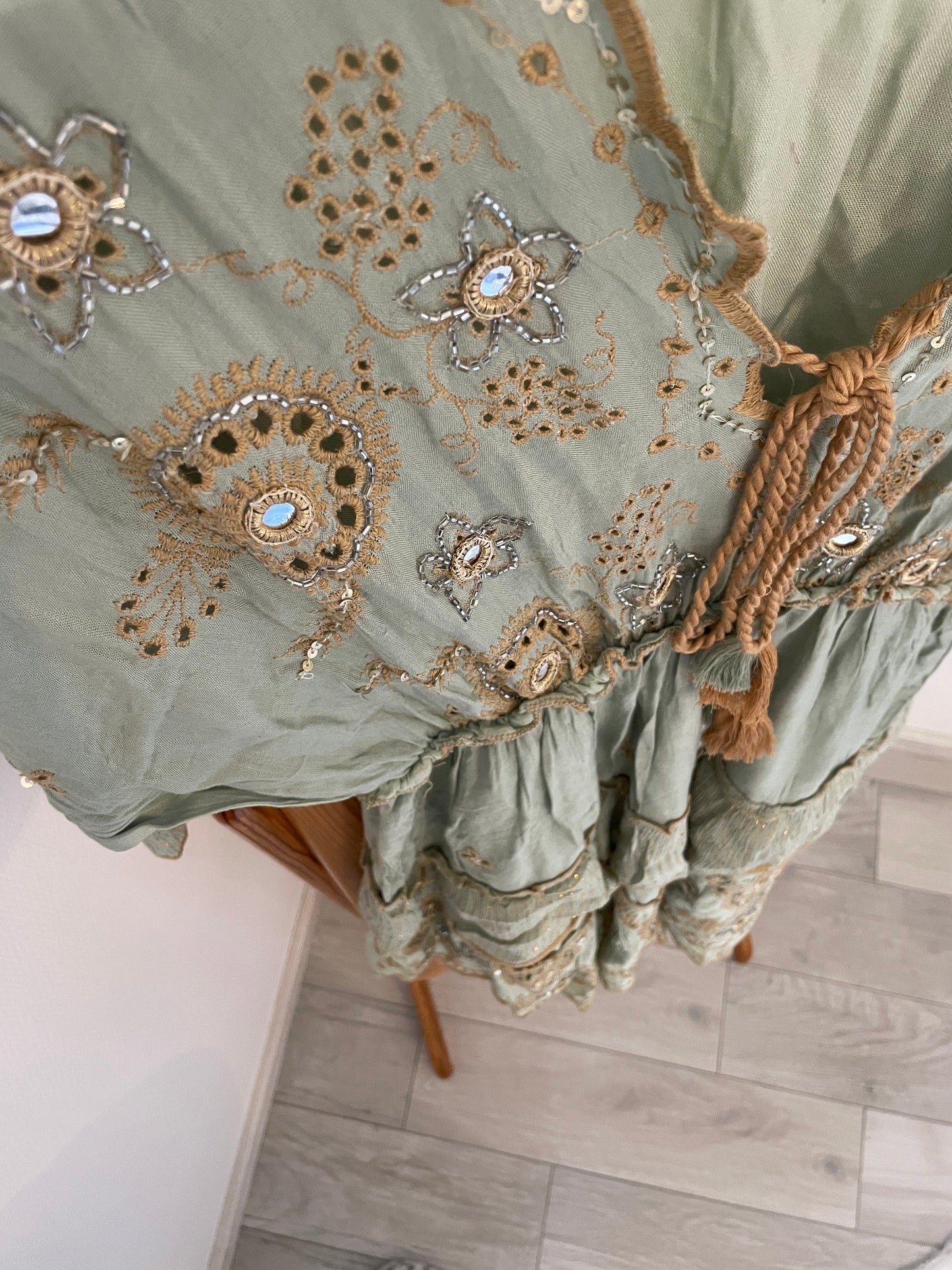 Robe à volants ORIENTALE - brodée d'or et d'éléments miroirs - Vert pistache