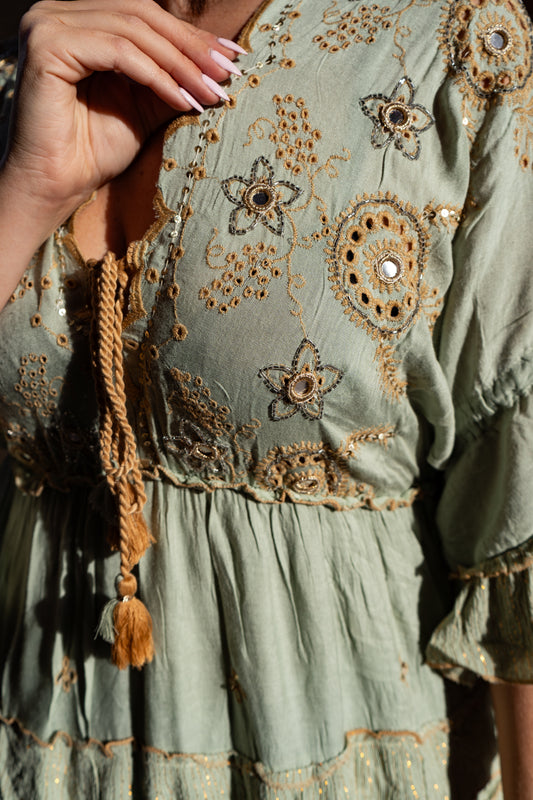 Robe à volants ORIENTALE - brodée d'or et d'éléments miroirs - Vert pistache